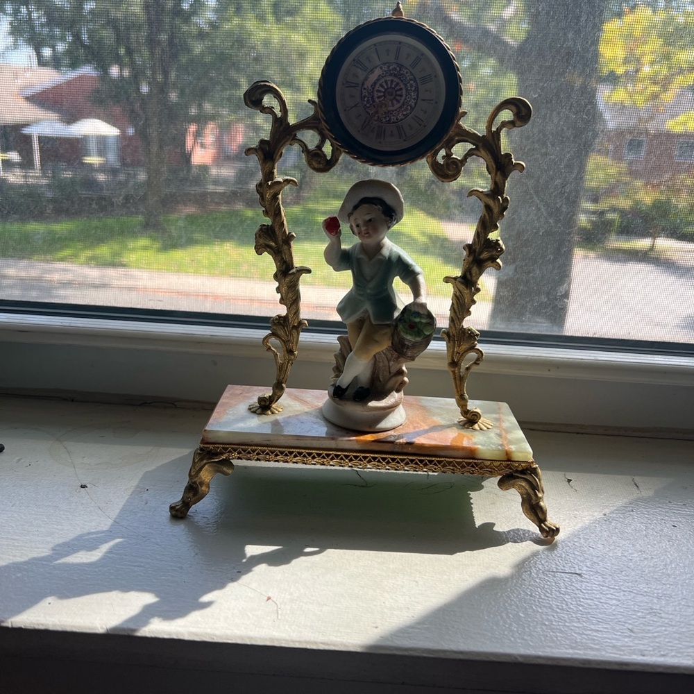 Vintage America Gold and Cream Figurine Clock - Picture 8 of 8